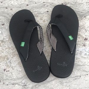 NWOT Sanuk flip flops